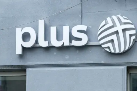 Logo sieci Plus. Dowiedz się, jak sprawdzić stan konta Plus na kartę, aby zawsze mieć środki na rozmowy i internet.