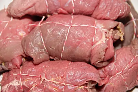 Rohe Rinderrouladen, bereit zum Kochen. Man muss Rinderrouladen nicht waschen, sie sind bereits vorbereitet.