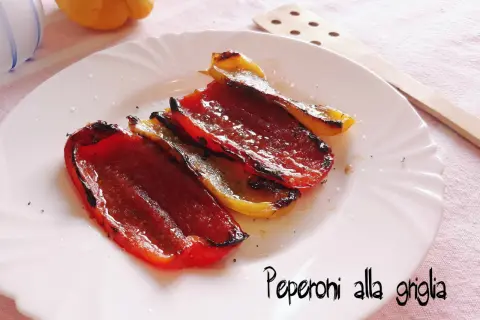 Peperoni alla griglia succosi e caramellati, pronti per essere gustati.