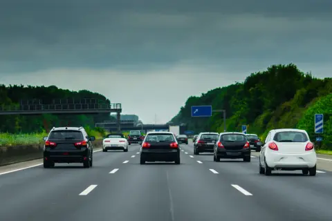 Jak bezpiecznie jechać autostradą i uniknąć niebezpieczeństw na drodze