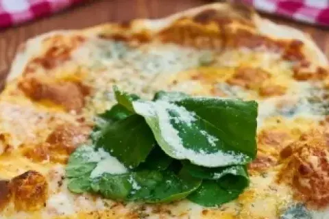 Kiedy powstała pizza? Poznaj zaskakującą historię tego dania