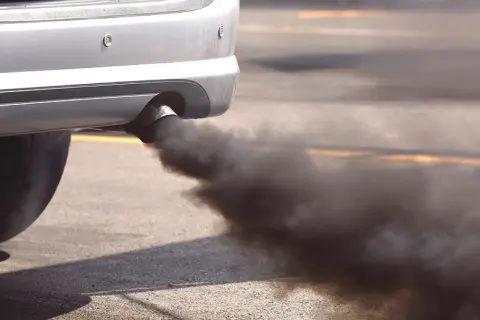Siwy dym z rury wydechowej diesel: Co oznacza i jak to skutecznie naprawić?