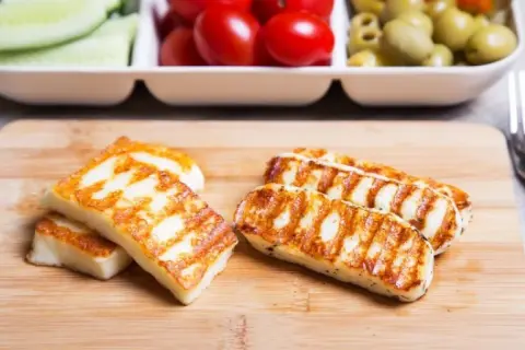 Co to jest ser halloumi? Odkryj jego smak i zastosowanie w kuchni
