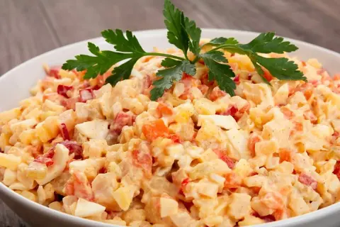 Jaki majonez do sałatki jarzynowej - najlepsze wybory i porady