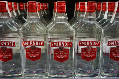 Rzędy butelek Smirnoff. Pytanie: czy wódka ma termin ważności? Odpowiedź: nie, jeśli jest prawidłowo przechowywana.