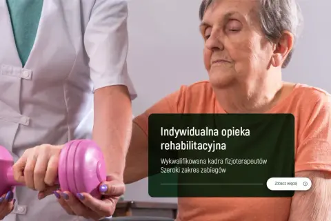 Rehabilitacja w domu seniora Poddębina. Fizjoterapeuta pomaga starszej osobie ćwiczyć z hantlami.