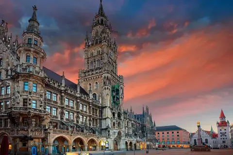 Neogotycki ratusz w Monachium, gdzie jest Monachium, na tle zachodzącego słońca.