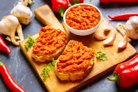 Chleb z pastą z papryki i czosnku. Czy papryka jest lekkostrawna? Zależy od sposobu przygotowania, ale ta wygląda apetycznie!