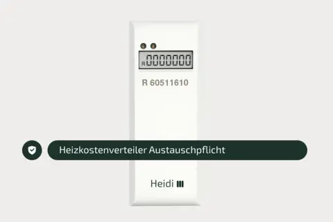 Heizkostenverteiler mit Display und Seriennummer. Ein grüner Haken und Text weisen auf die Heizkostenverteiler Austauschpflicht hin.