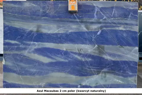 Płyta z kwarcytu Azul Macaubas o intensywnym niebieskim kolorze i szarymi żyłkami, przypominająca fale oceanu.