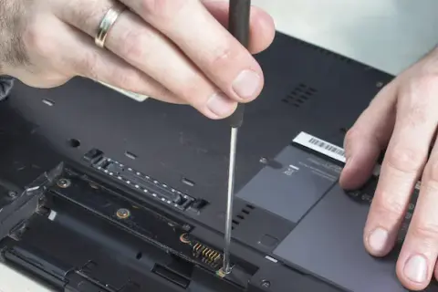 Gdzie jest bateria w laptopie Acer? Proste sposoby na jej znalezienie
