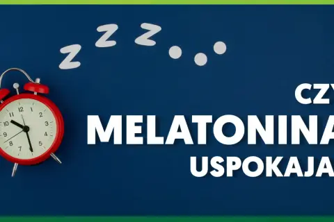 Czerwony budzik i napisy "CZY MELATONINA USPOKAJA?" sugerują, że pytanie dotyczy wpływu melatoniny na uspokojenie i sen.