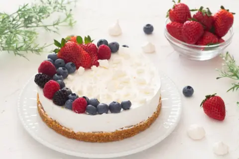 Deliziosa torta festa della mamma con frutti di bosco freschi e meringhe, perfetta per celebrare.