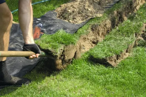 Kopanie rowu pod kabel ziemny. Czy kabel ziemny musi być w peszlu? To pytanie, na które odpowiedź zależy od wielu czynników.
