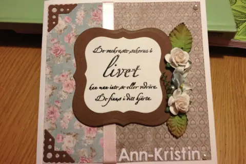 Ett kort med blommor och texten "De vackraste sakerna i livet han man inte se eller vidröra. De finns i ditt hjärta." samt "Ann-Kristin". Perfekt för en avtackning pension.