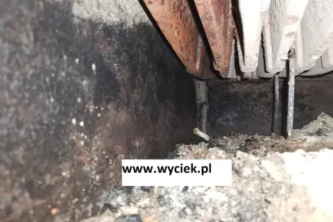 Widok wnętrza pieca CO z widocznymi śladami sadzy i popiołu. Czy można zakleić cieknący piec CO?
