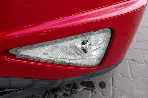 Uszkodzona lampa przeciwmgielna Honda Civic VIII przód, wymaga wymiany żarówki.