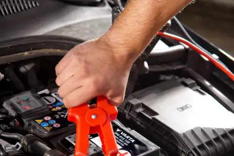 Jak odpalić auto bez kabli - skuteczne metody na awaryjne uruchomienie