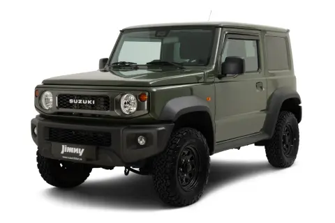Grön Suzuki Jimny i Sverige, redo för äventyr. Denna ikoniska terrängbil är perfekt för svenska skogar och vägar.