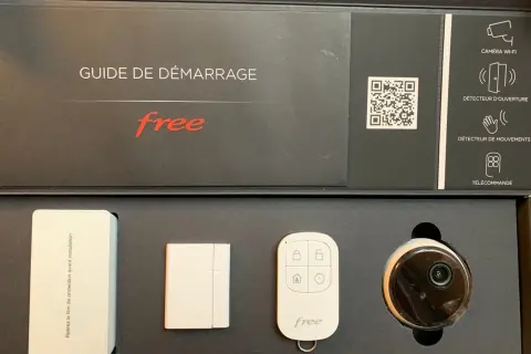 Kit de sécurité Freebox Delta : caméra Wi-Fi, détecteurs et télécommande.