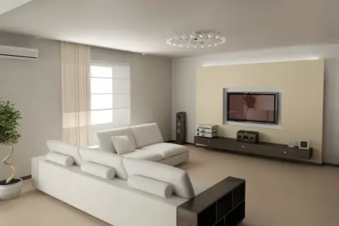 Nowoczesny salon z białymi sofami i designerskim oświetleniem sufitowym. Świetny pomysł na sufit w salonie, który dodaje elegancji.
