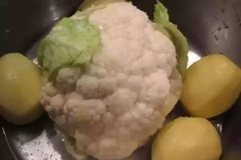 Coliflor y patatas en un bol, ingredientes para deliciosas recetas con coliflor y huevo.