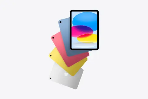 Jaki jest najnowszy iPad? Oto stos kolorowych iPadów: niebieski, różowy, żółty i srebrny, z niebieskim na górze.