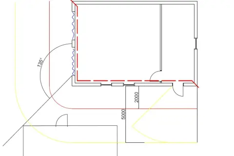 Planritning med brandtekniska byggnadsklasser. Visar rum, dörrar, fönster, avstånd och vinklar för brandskydd.