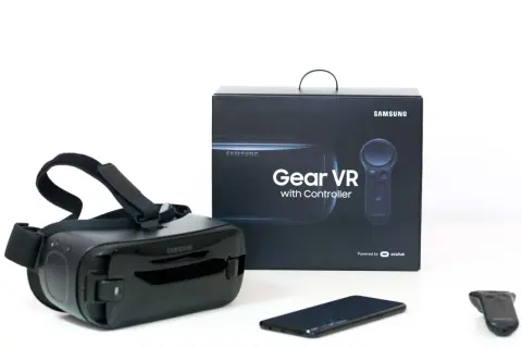 Zestaw Samsung Gear VR z kontrolerem i telefonem. Sprawdź, jakie telefony Samsung współpracują z tym gogle VR.