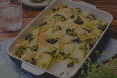 Ein köstlicher Brokkoli-Kartoffel-Auflauf mit geschmolzenem Käse, frisch aus dem Ofen.