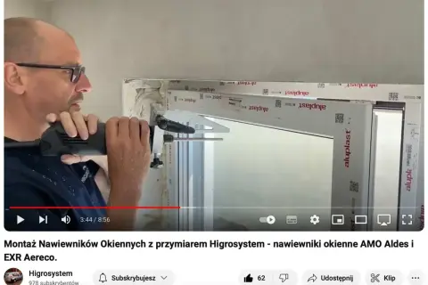 Montaż nawiewników okiennych z użyciem przyrządu Higrosystem. Widać montaż nawiewników w oknach.