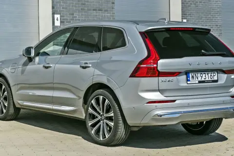 Srebrne Volvo XC60 Recharge z charakterystycznymi światłami LED. Sprawdź aktualną volvo xc60 cena i wybierz swój wymarzony SUV.