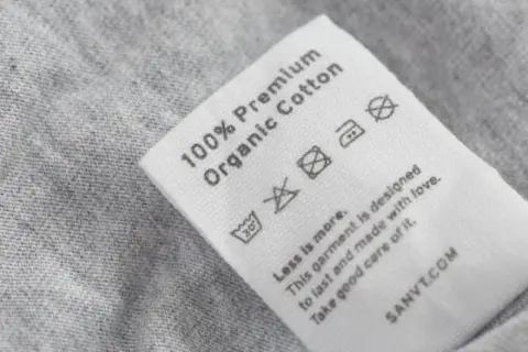 Pflegeetikett für T-Shirts aus Bio-Baumwolle: Waschen bei 30 Grad, nicht bleichen, nicht im Trockner trocknen.