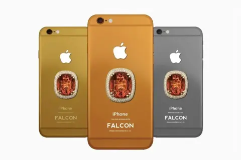 Trzy iPhone'y 6 w kolorach złota, miedzi i platyny, ozdobione kamieniem przypominającym różowy diament. Falcon Supernova.