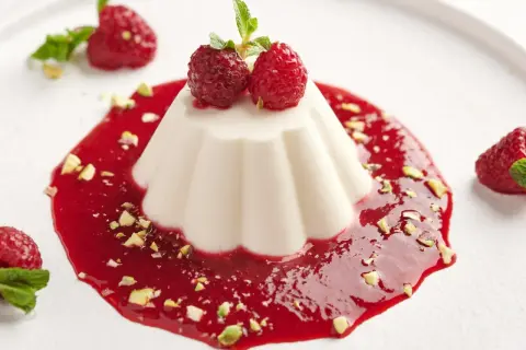 Panna cotta z malinami i pistacjami. Idealny przepis na panna cotta, który zachwyci każdego.