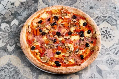 Domowa pizza jak z pizzerii? Odkryj sekrety smaku i chrupkości!