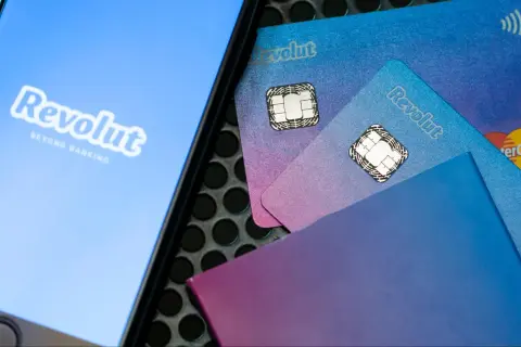 Karty Revolut i ekran telefonu z logo. Szybkie płatności z Revolut przelew natychmiastowy to wygoda.