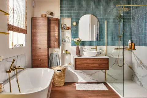 Salle de bain moderne avec baignoire, douche, meuble vasque en bois et carrelage bleu. Des travaux de rénovation réussis pour une ambiance zen.