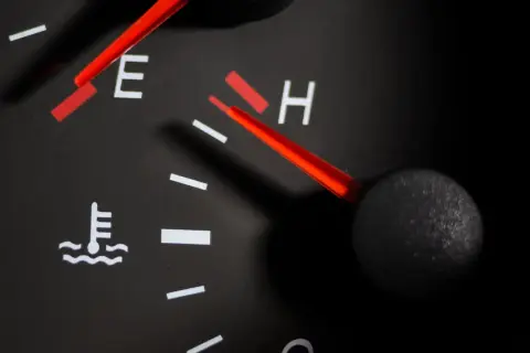 Le voyant liquide de refroidissement est allumé, indiquant une température moteur élevée.