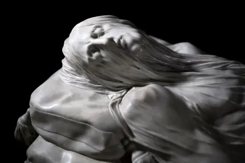La Pudicizia napoletana, scultura in marmo che incarna la grazia e la fragilità, con un velo che copre il volto.