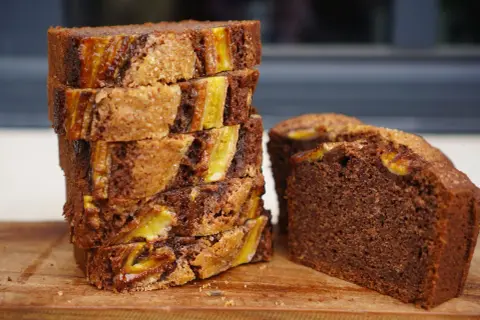 Délicieux banana bread chocolat, une recette gourmande avec des morceaux de banane fondants. Parfait pour le goûter !