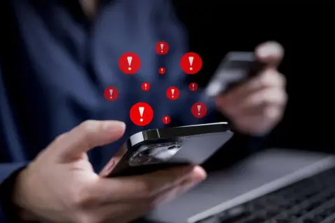 Ostrzeżenia na ekranie telefonu, gdy ktoś próbuje dokonać płatności. To może być pharming – oszustwo polegające na przekierowaniu do fałszywej strony.