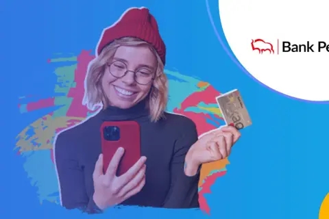 Uśmiechnięta młoda kobieta z telefonem i kartą Banku Pekao. Jej konto przekorzystne zawsze pod ręką!