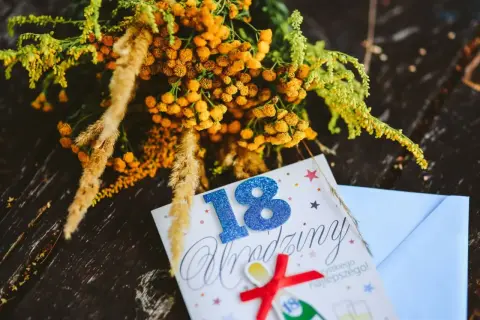 Kartka urodzinowa DIY: Pomysły, techniki i poradnik krok po kroku