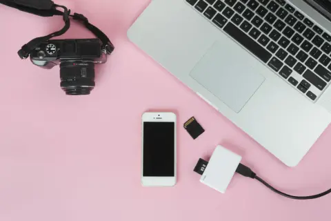 Przenieś zdjęcia z aparatu na smartfon: Wi-Fi, kabel czy czytnik?