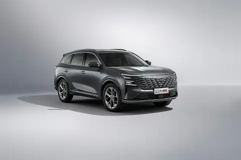 Nowy Changan CS75 PLUS w kolorze grafitowym, gotowy na polskie drogi. Stylowy SUV z nowoczesnym designem.