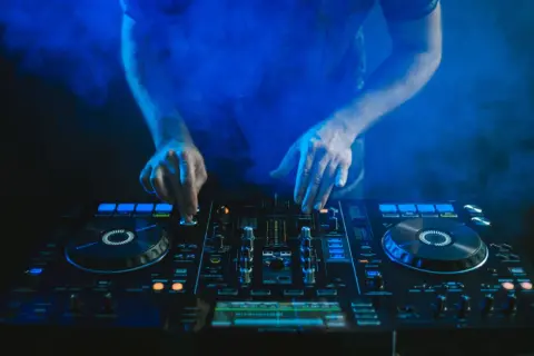 Skąd DJ-e biorą muzykę? Odkryj legalne źródła i platformy