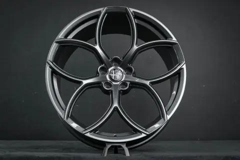 Elegancka, pięcioramienna felga aluminiowa 16 cali z logo Alfa Romeo. Zastanawiasz się, ile waży felga aluminiowa 16?