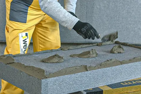 Ile schnie klej do styropianu? Poznaj kluczowe czasy schnięcia