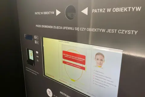 Automat do robienia zdjęć do dowodu osobistego. Instrukcja krok po kroku, jak uzyskać idealne zdjęcie.